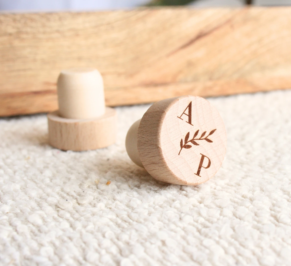 Bouchon de bouteille personnalisé Couple - St Valentin – Cadeau pour mariés ou invités - Mariage — vue 2