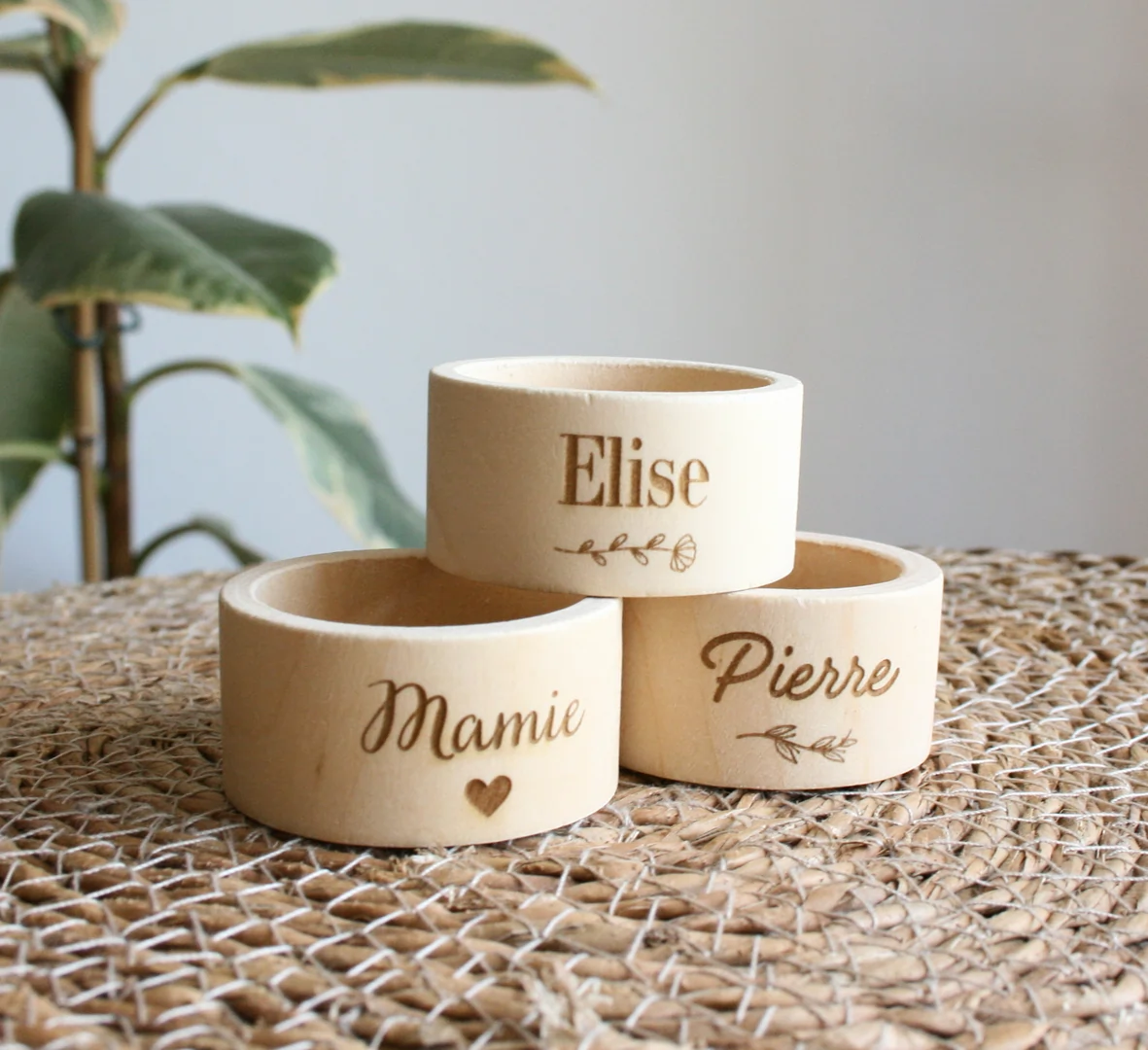 Rond de serviette en bois clair personnalisé, à motif — L'atelier des dunes