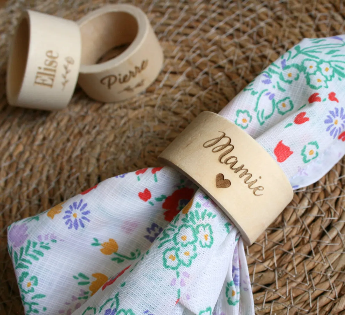 Rond de serviette en bois clair personnalisé, à motif — vue 2